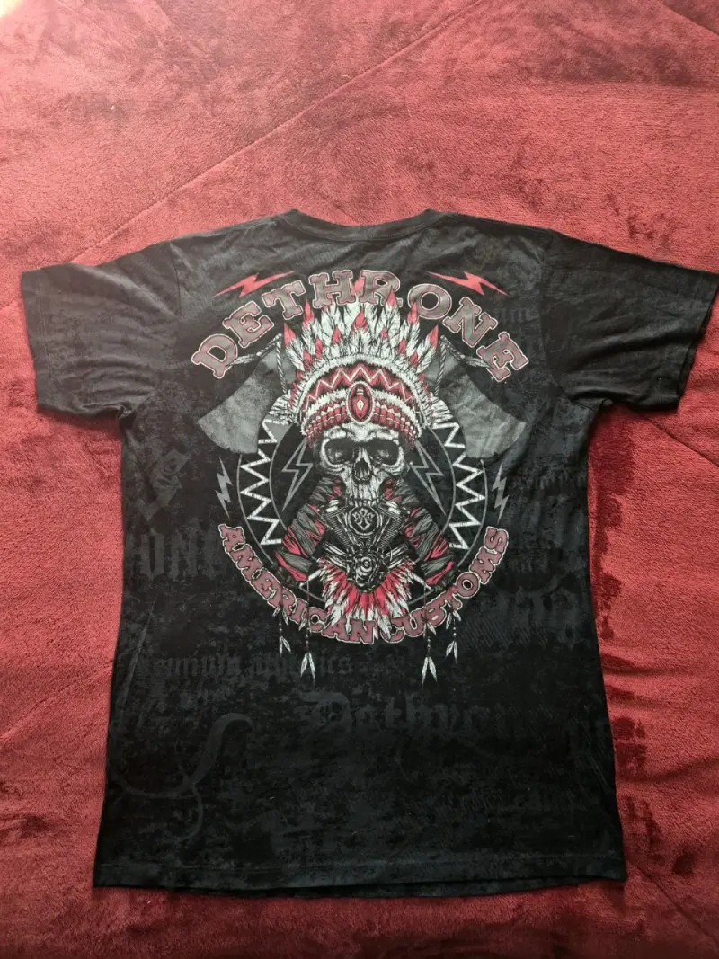Polera Dethrone Life Rebel con diseño de calavera - 4