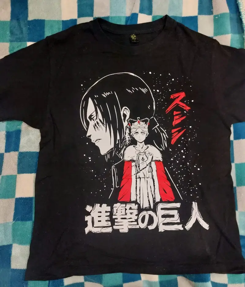 Polera negra de Attack on Titan