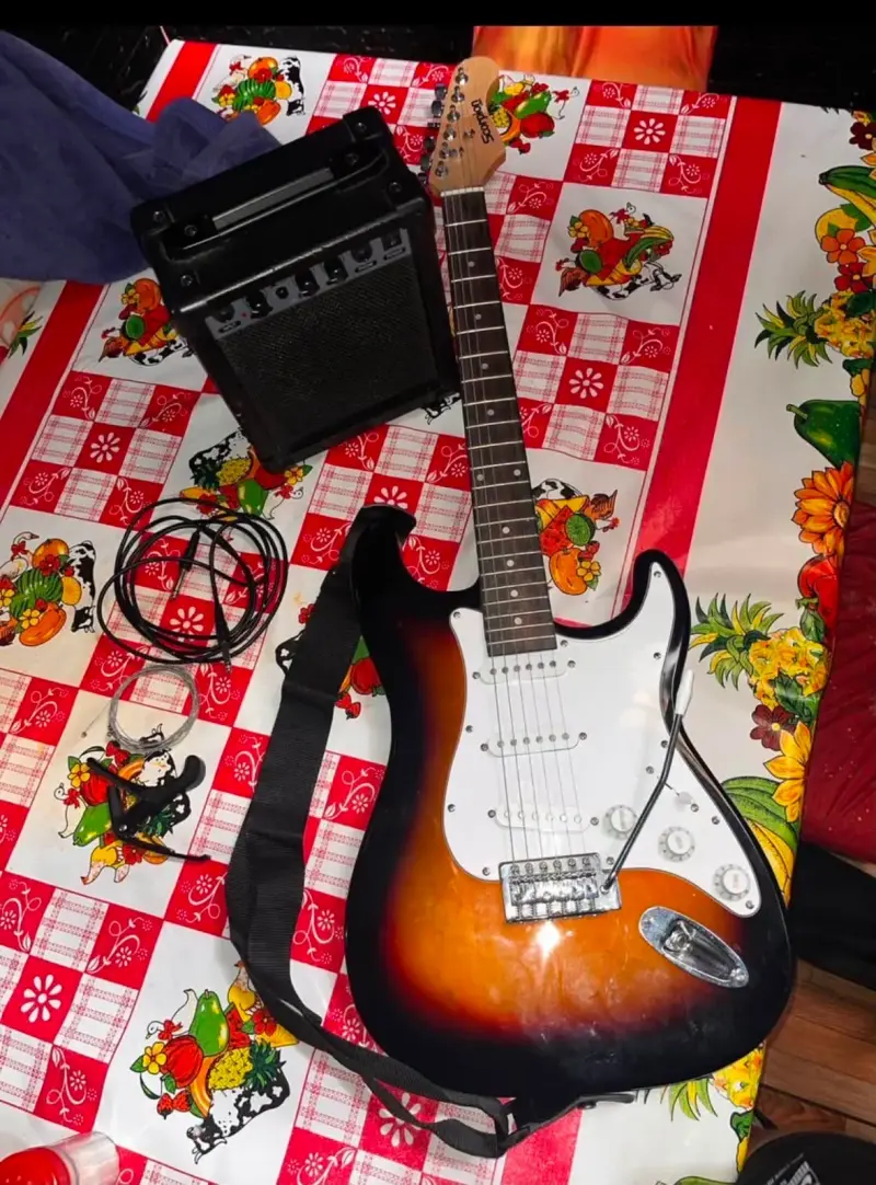 Guitarra eléctrica con amplificador y funda Scorpion - 1