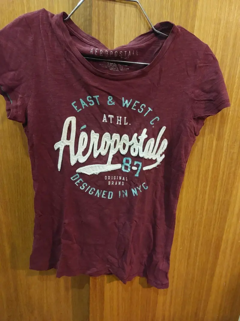 Polera Aeropostale burdeos con diseño frontal