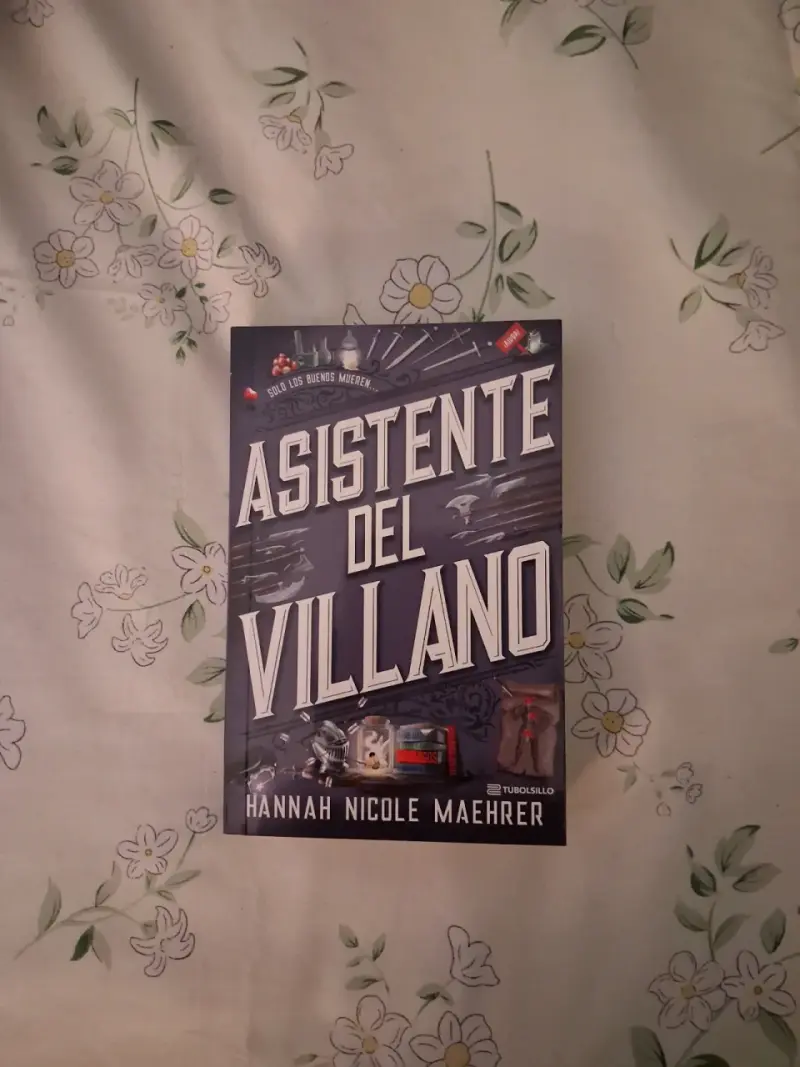 Libro 'Asistente del Villano' de Hannah Nicole Maehrer