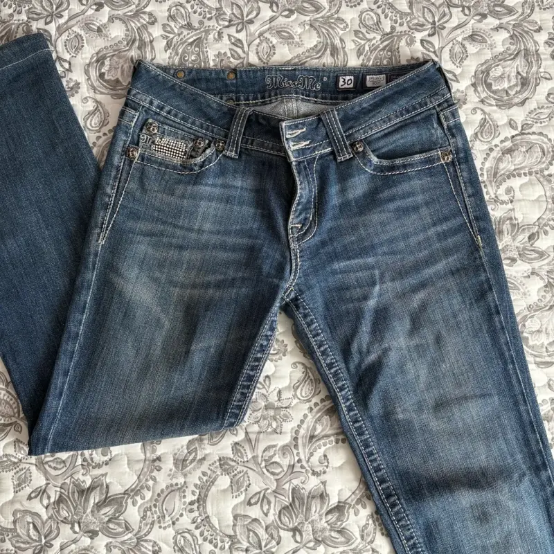 Jeans Miss Me con detalles bordados y brillantes - 1