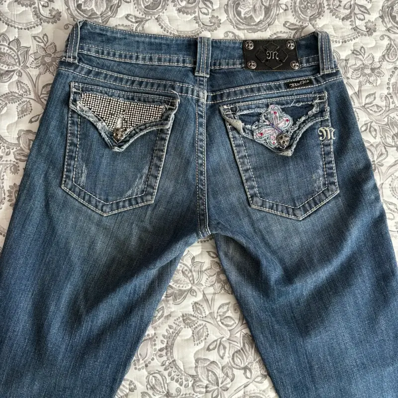 Jeans Miss Me con detalles bordados y brillantes - 2