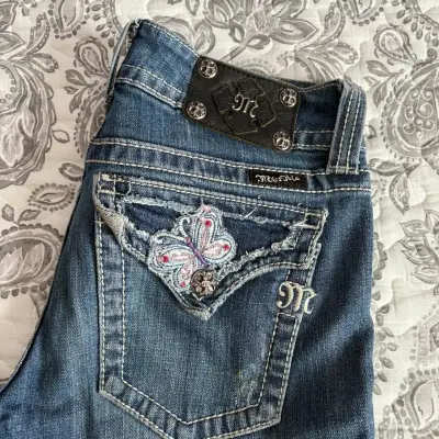 Jeans Miss Me con detalles bordados y brillantes - miniatura 3