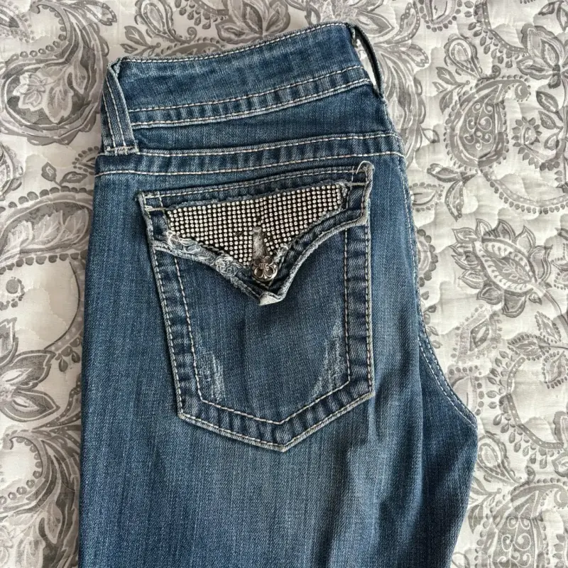 Jeans Miss Me con detalles bordados y brillantes - 4