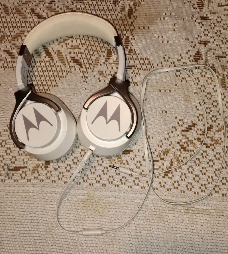 Audífonos Motorola con cable - 1