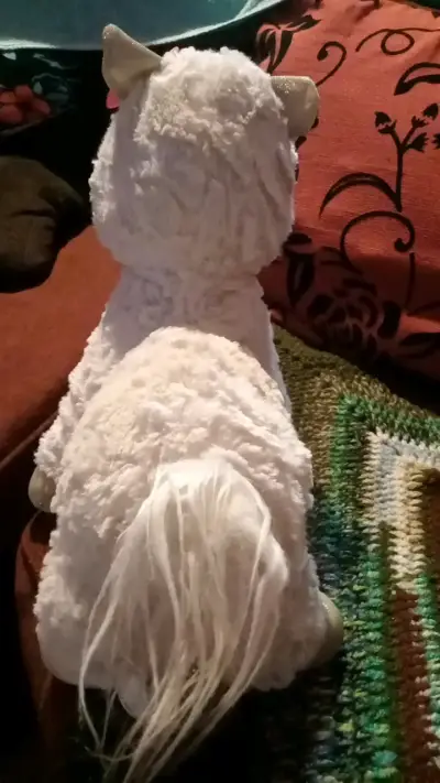 Peluche de alpaca blanca con lazo rosa - miniatura 4