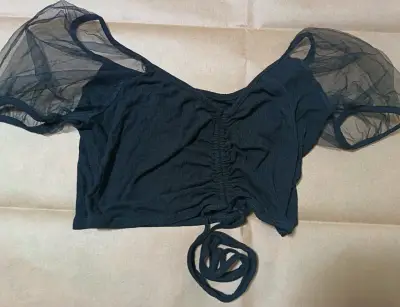 Top negro con mangas de tul transparente - miniatura 2