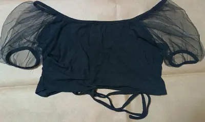 Top negro con mangas de tul transparente - miniatura 3