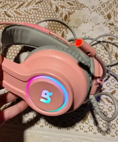 Audífonos gamer con orejas de gato rosa - miniatura 3