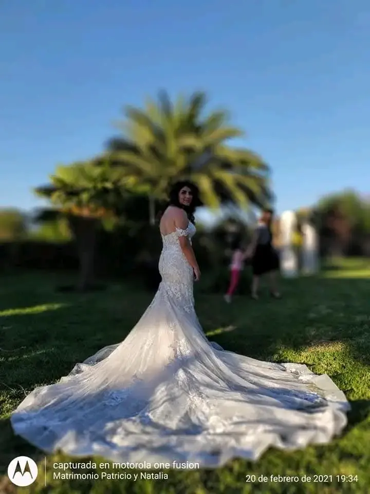 Vestido de novia con cola larga y encaje
