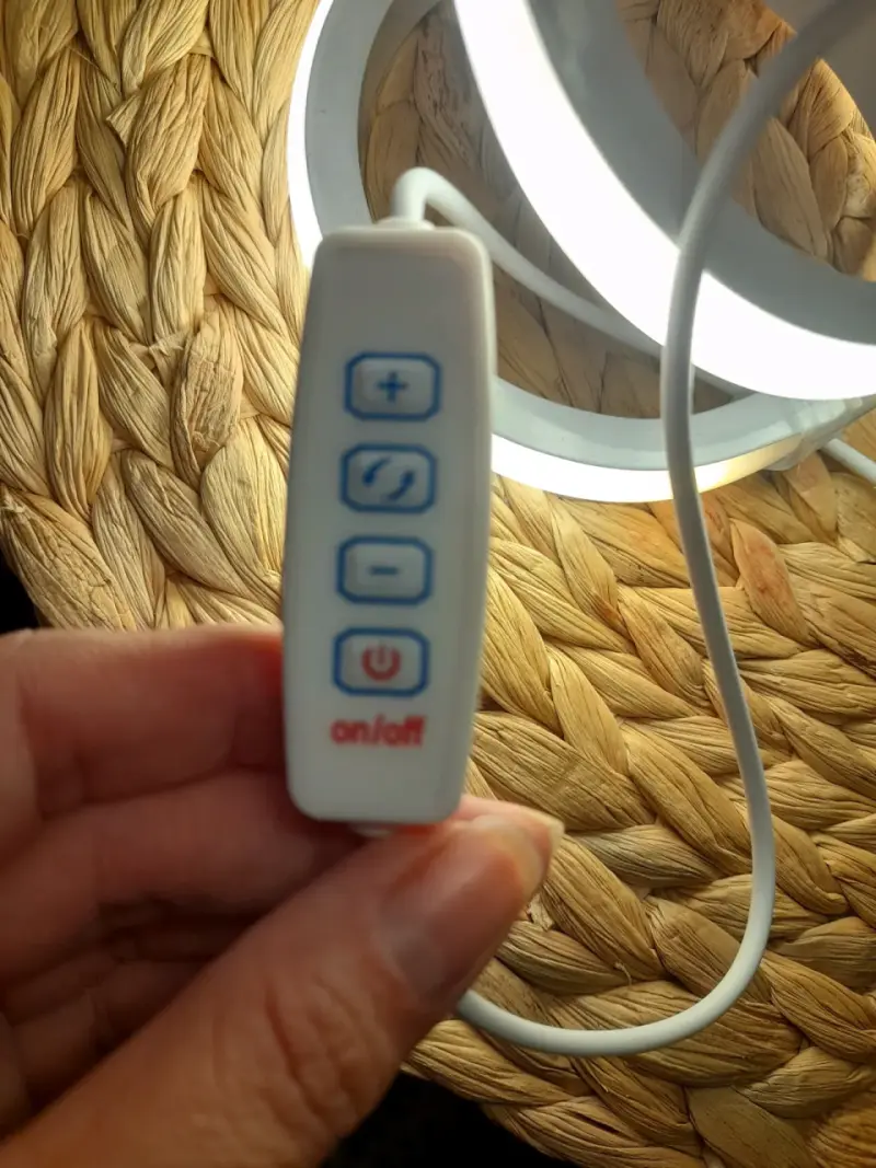 Lámpara LED de escritorio flexible con control táctil - 3