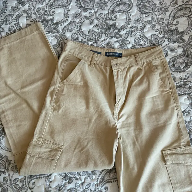 Pantalones cargo beige para mujer Index - 1