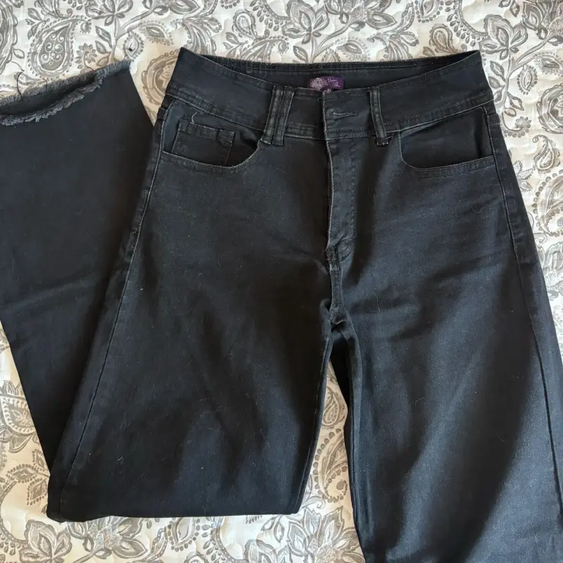 Jeans negros de mezclilla para mujer - 1