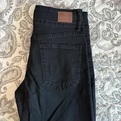 Jeans negros de mezclilla para mujer - miniatura 3