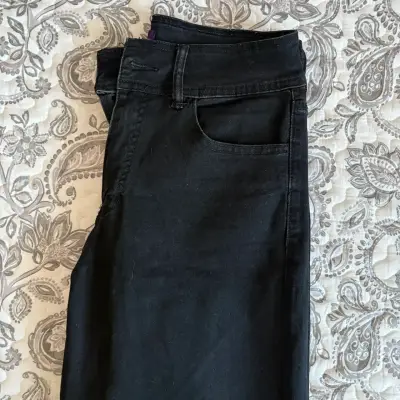 Jeans negros de mezclilla para mujer - miniatura 4