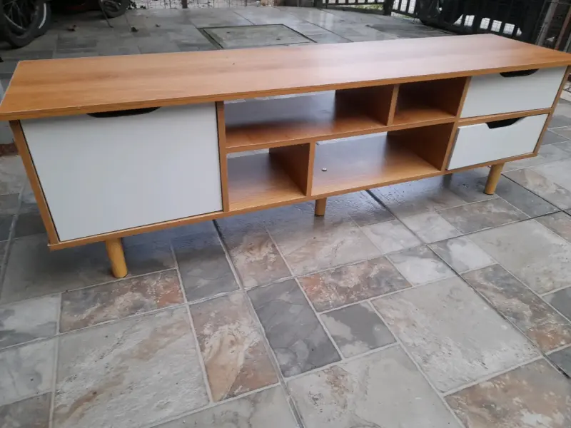 Mueble de TV moderno con cajones y estantes