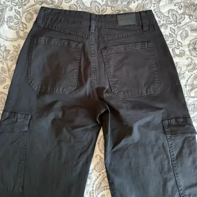 Pantalones cargo negros para mujer Maui & Sons - miniatura 2