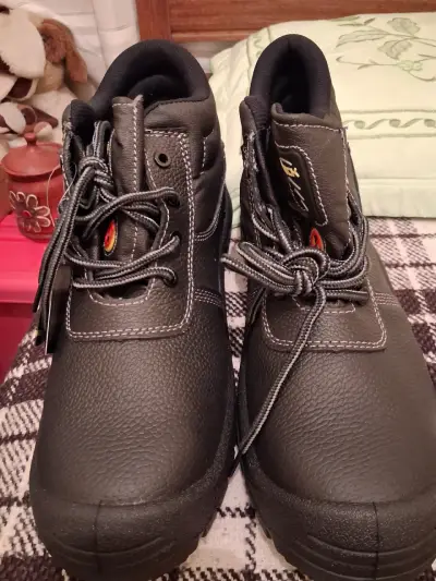 Botas de seguridad industrial negras resistentes - miniatura 1