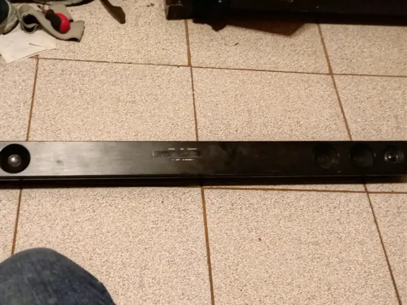 Barra de sonido negra con altavoces integrados lg