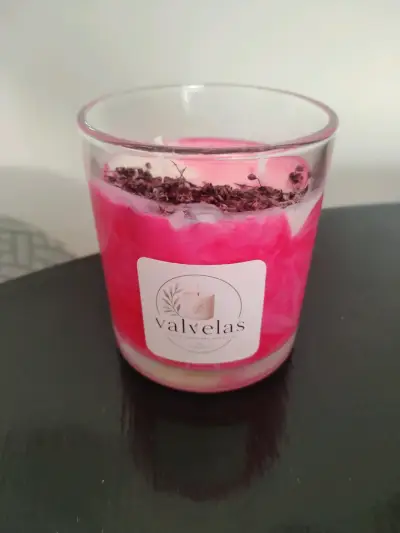 Vela aromática rosa en vaso de vidrio - miniatura 1