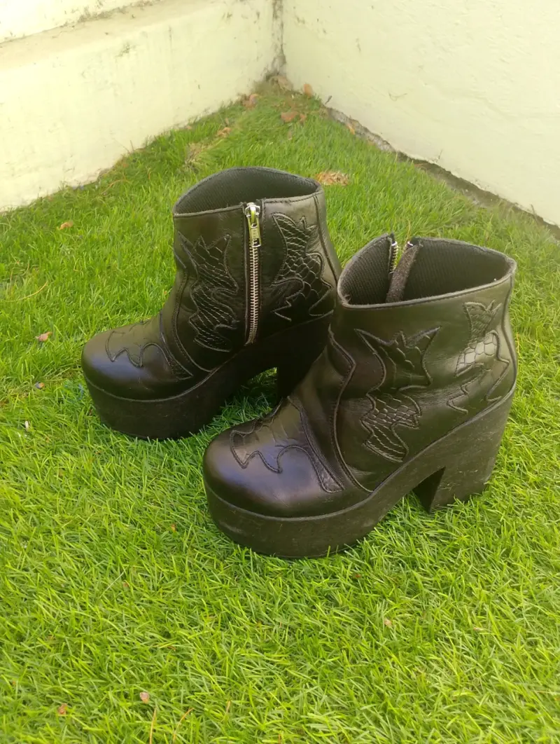 Botines de plataforma negros con diseño bordado