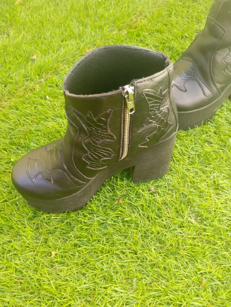 Botines de plataforma negros con diseño bordado - 2