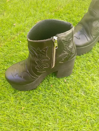 Botines de plataforma negros con diseño bordado - miniatura 2