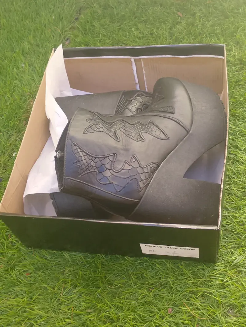 Botines de plataforma negros con diseño bordado - 4