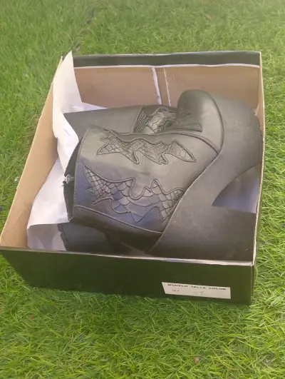 Botines de plataforma negros con diseño bordado - miniatura 4