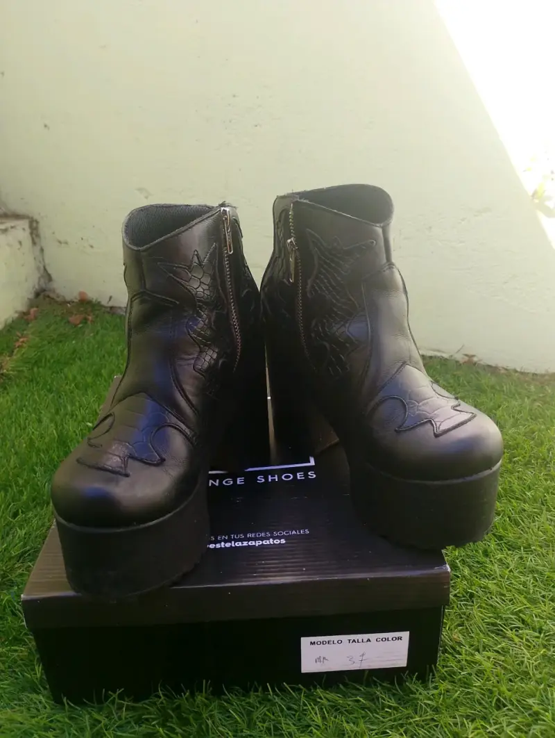 Botines de plataforma negros con diseño bordado - 5