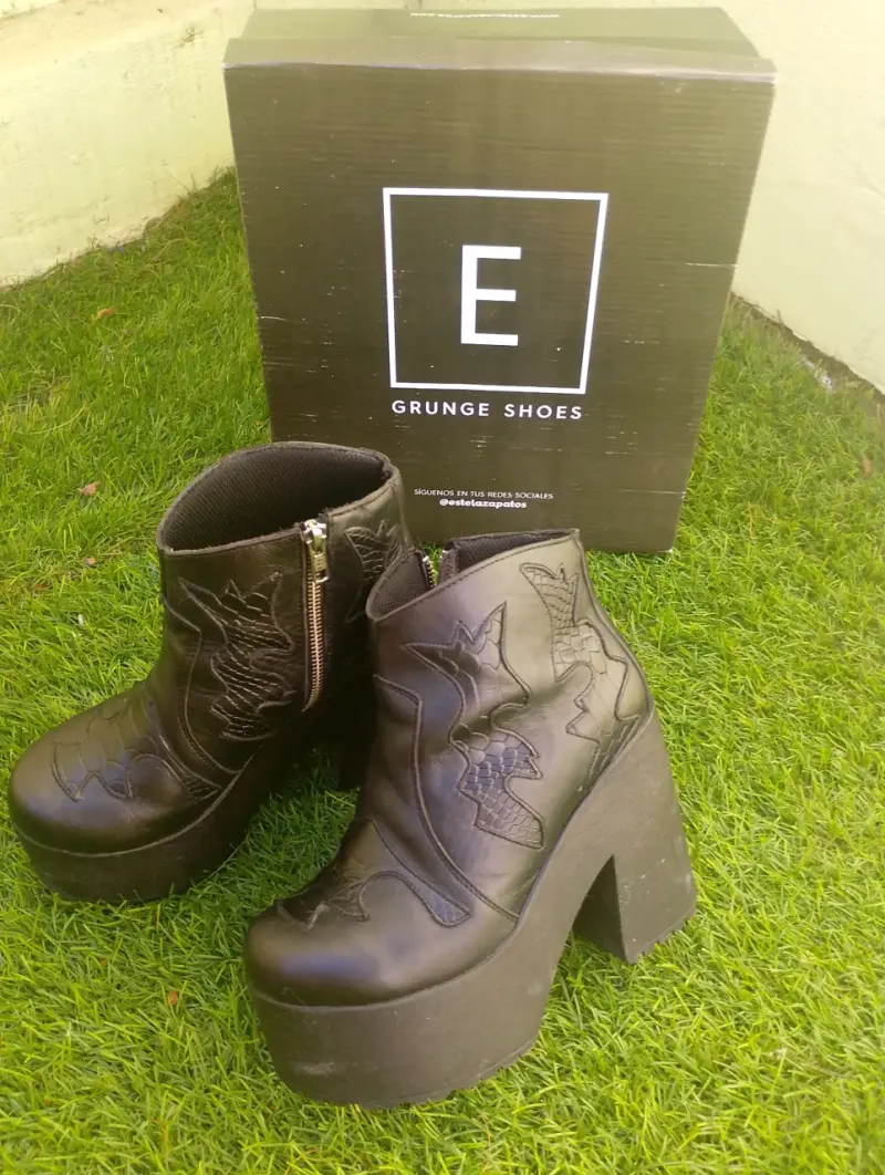 Botines de plataforma negros con diseño bordado - 6