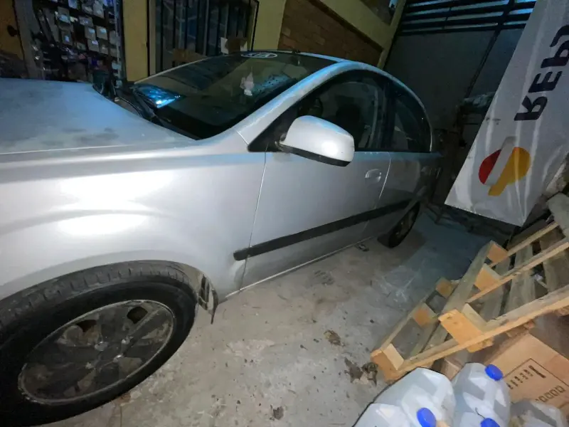Auto sedán plateado en buen estado