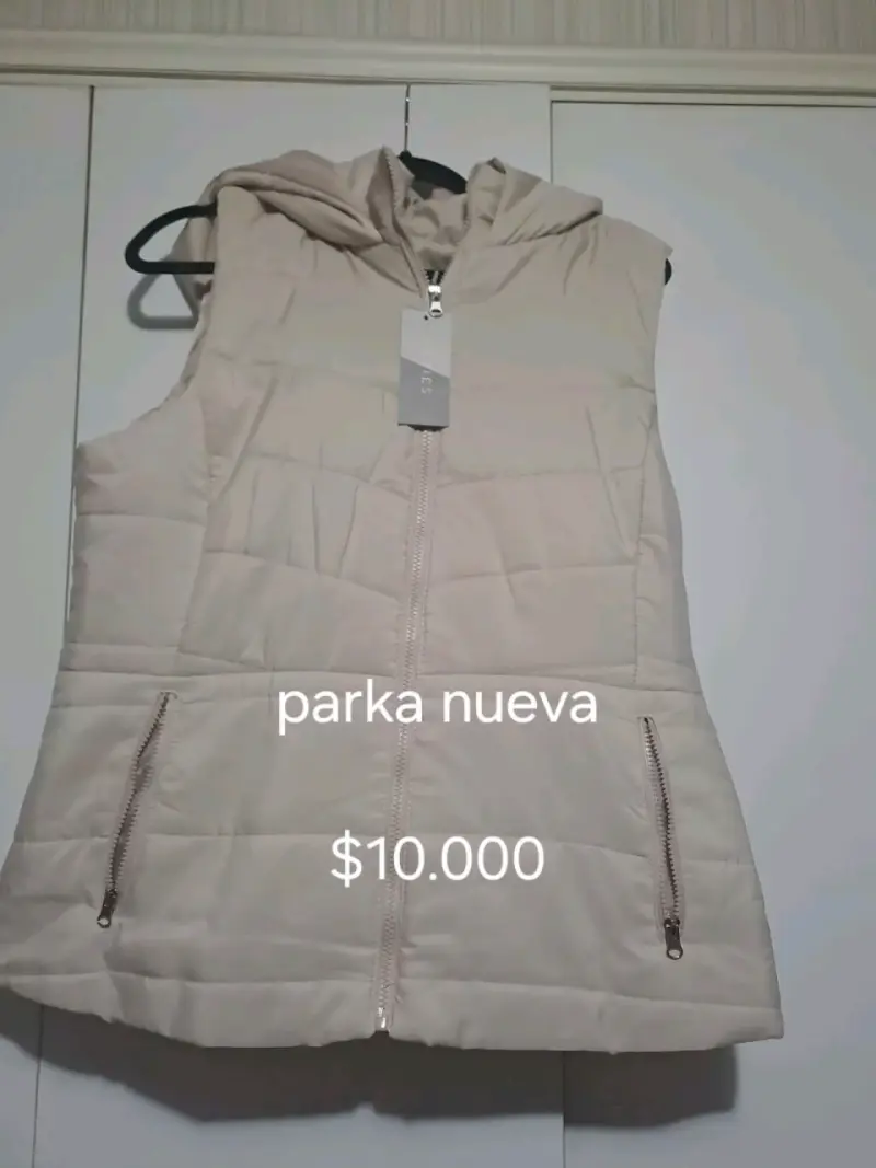 Parka sin mangas beige nueva
