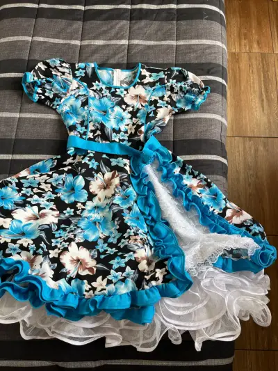 Vestido de fiesta floral con volantes y traje huaso - miniatura 1