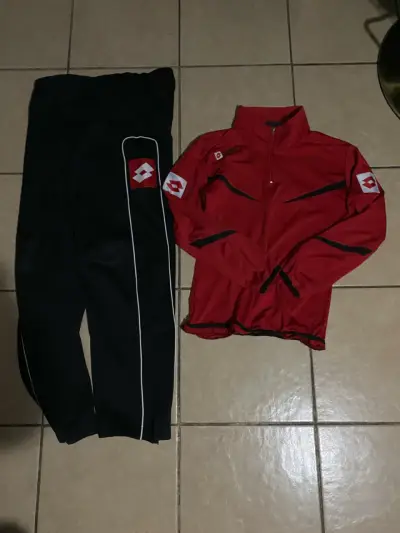 Conjunto deportivo Lotto rojo y negro - miniatura 1