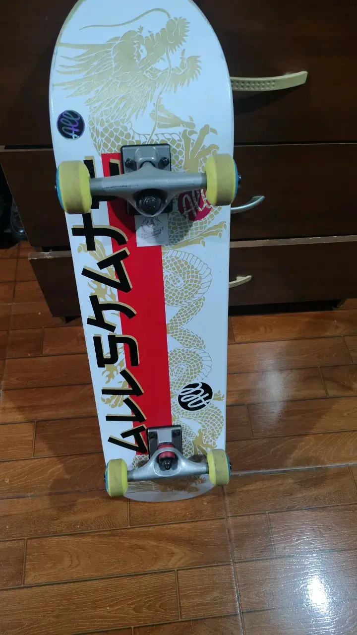 Skateboard con diseño de dragón y ruedas amarillas - 1