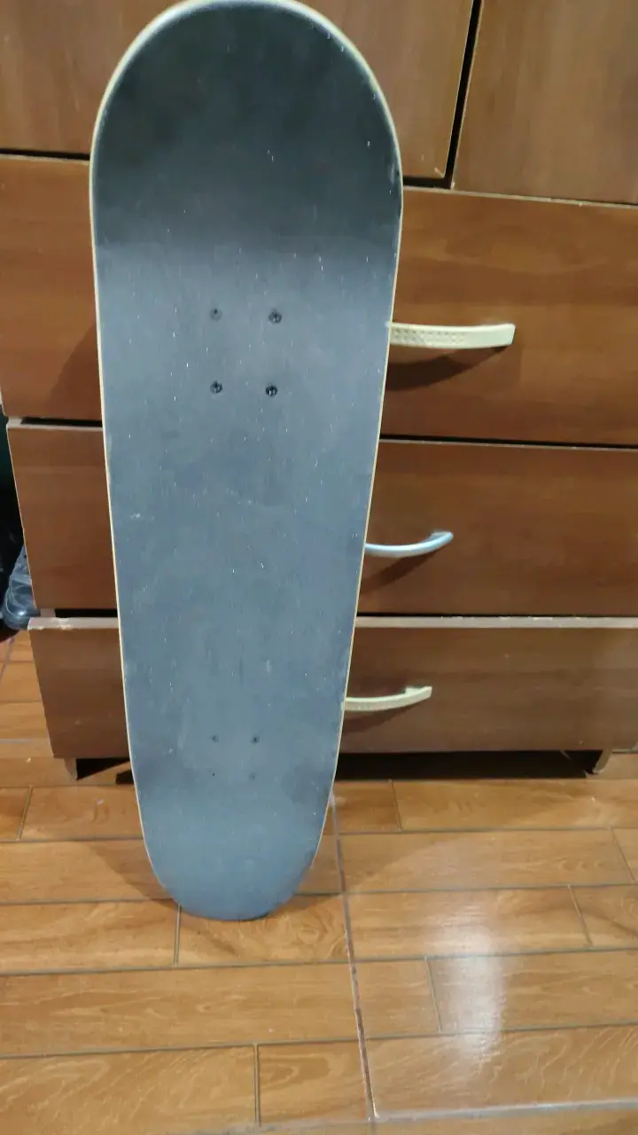 Skateboard con diseño de dragón y ruedas amarillas - 2