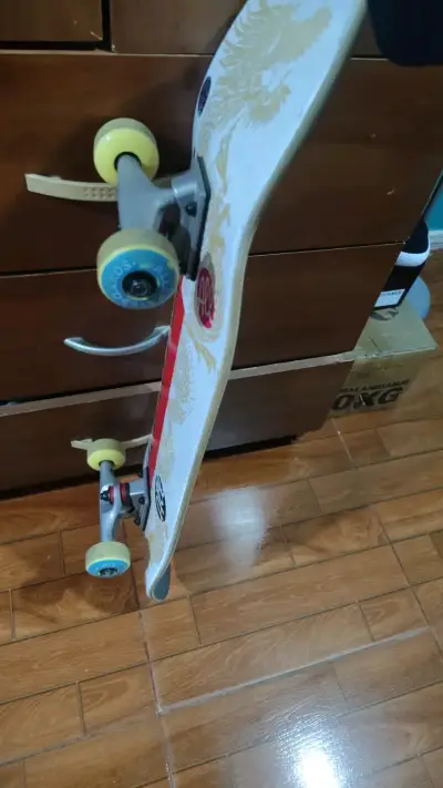 Skateboard con diseño de dragón y ruedas amarillas - miniatura 3