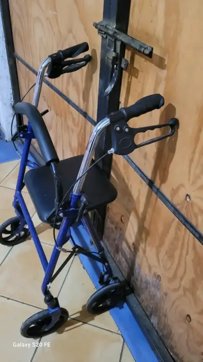 Andador con asiento plegable azul - miniatura 5