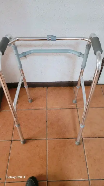Andador plegable de aluminio para adultos - miniatura 3