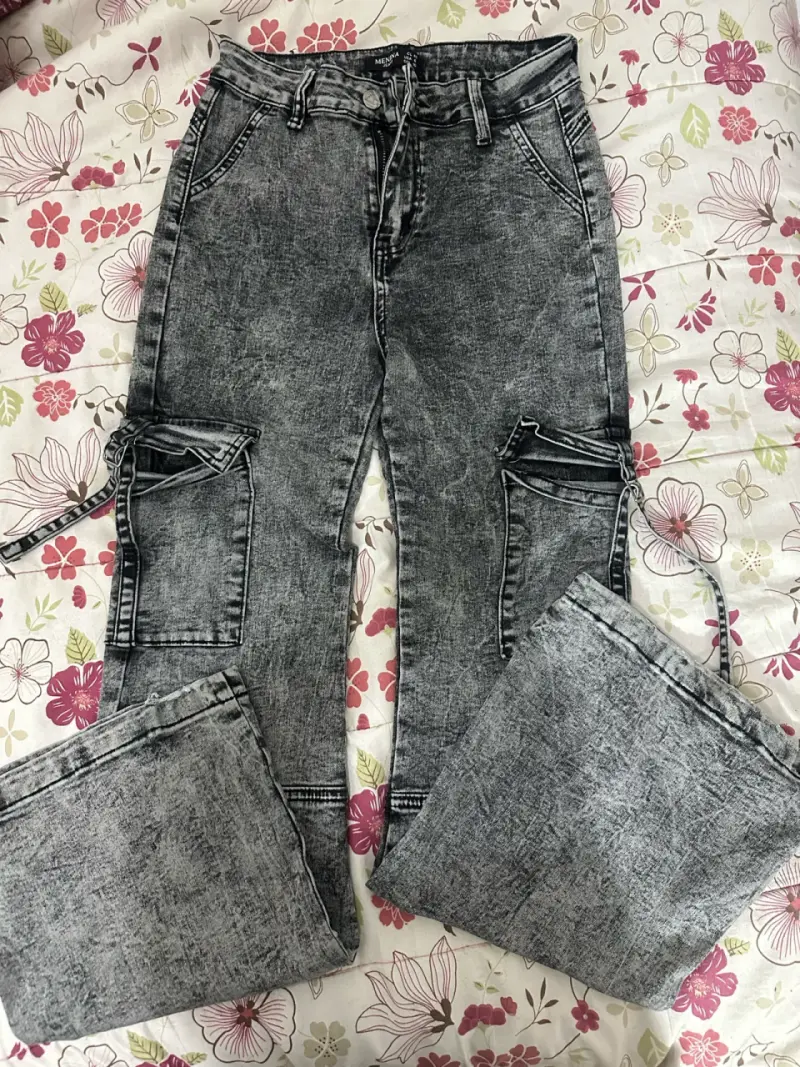 Pantalones cargo de mezclilla gris para mujer