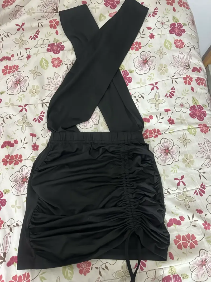 Vestido negro ajustado con tirantes cruzados