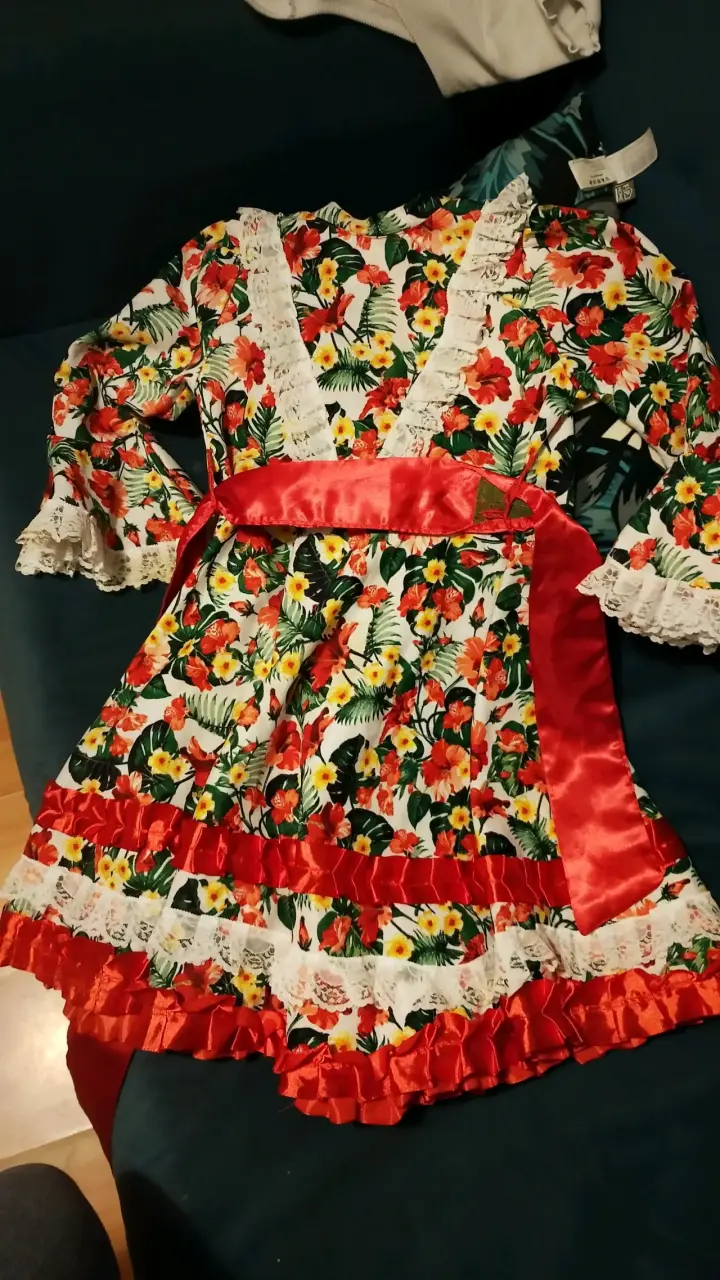 Vestido folclórico floral con encaje y cinta roja - 1