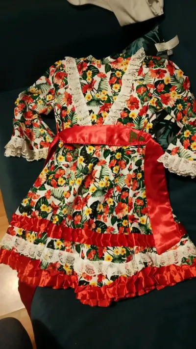 Vestido folclórico floral con encaje y cinta roja - miniatura 1
