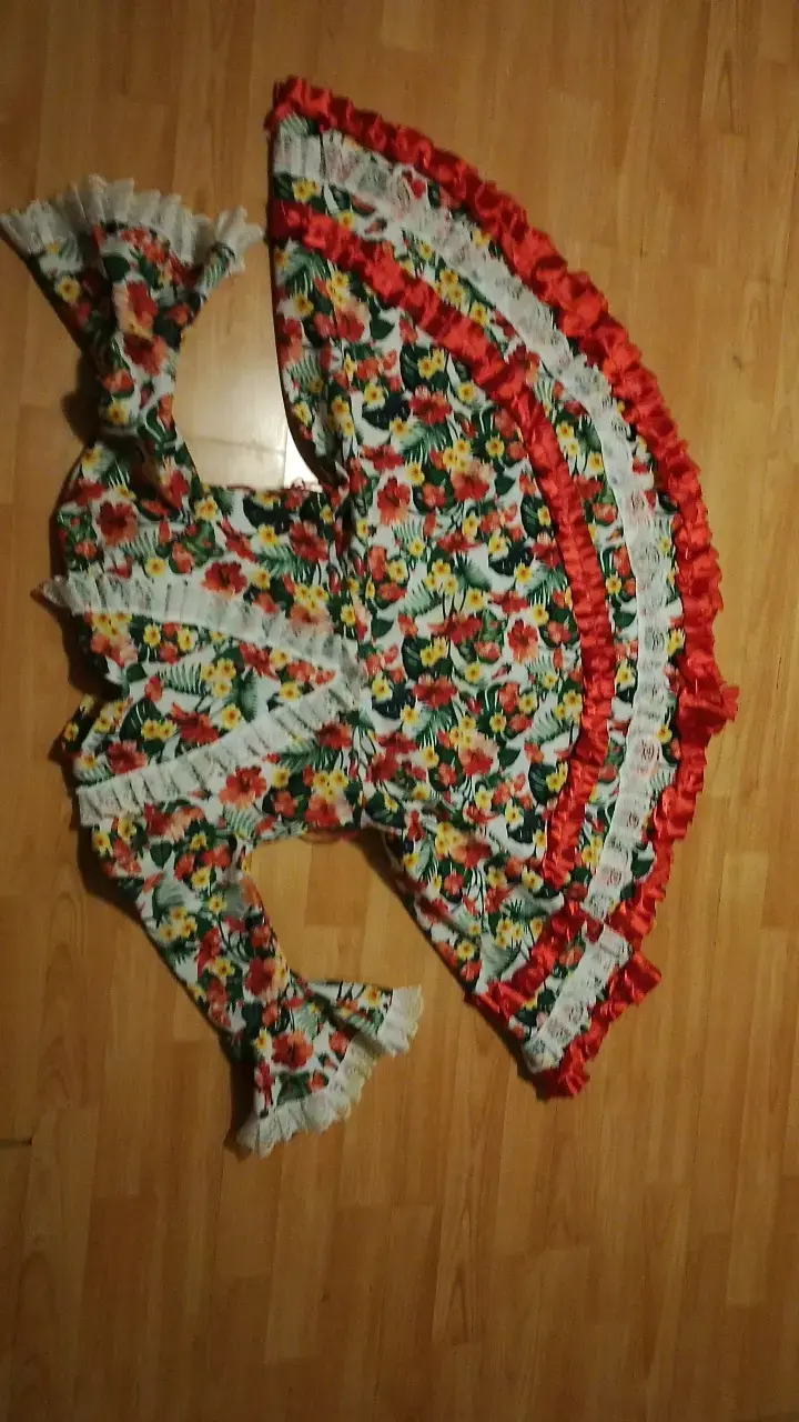 Vestido folclórico floral con encaje y cinta roja - 2