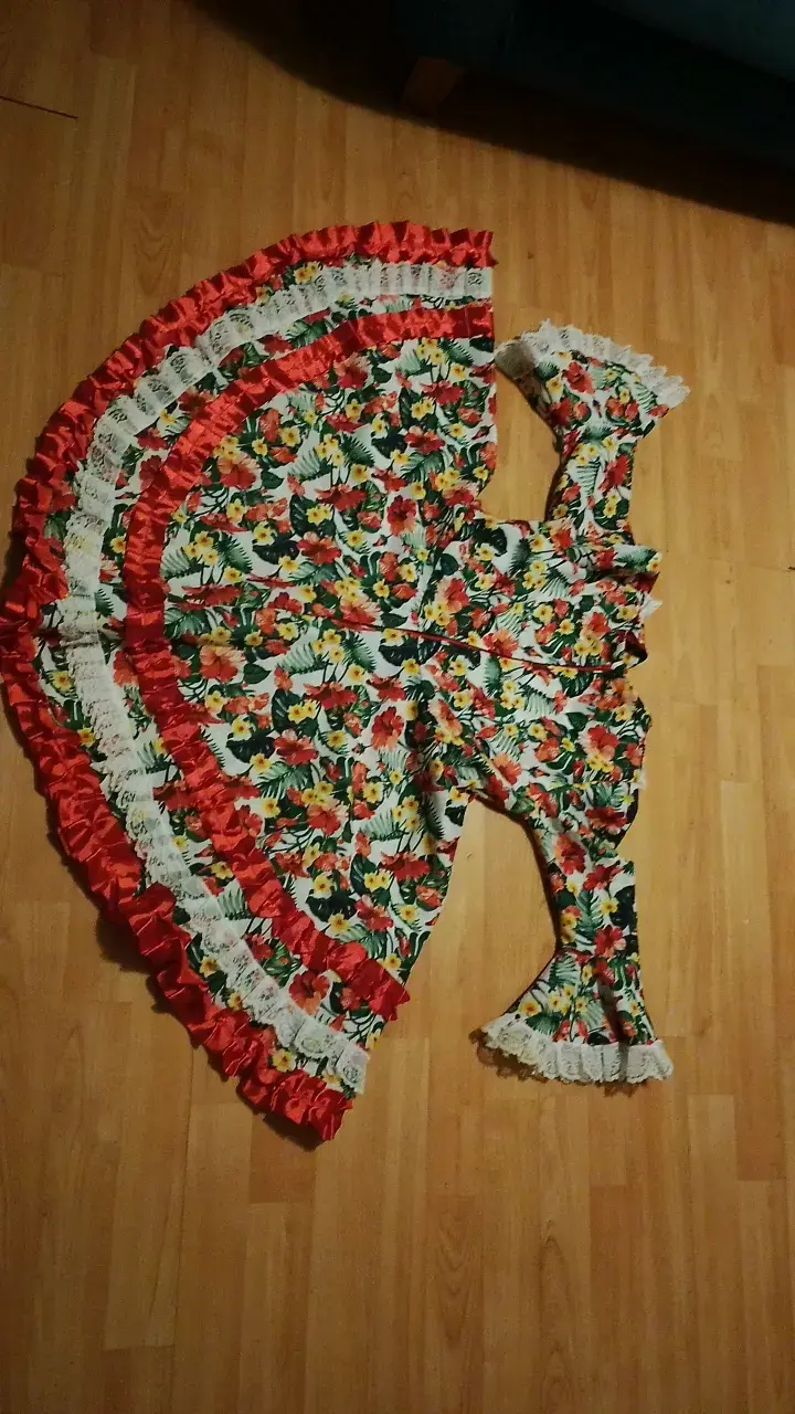 Vestido folclórico floral con encaje y cinta roja - 4
