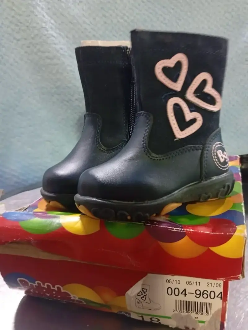 Botas para niña con diseño de corazones