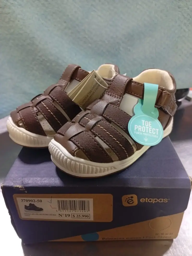 Sandalias de bebé café con punta protectora