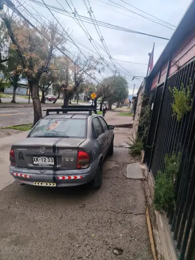 Auto compacto Chevrolet Corsa usado en buen estado - miniatura 3